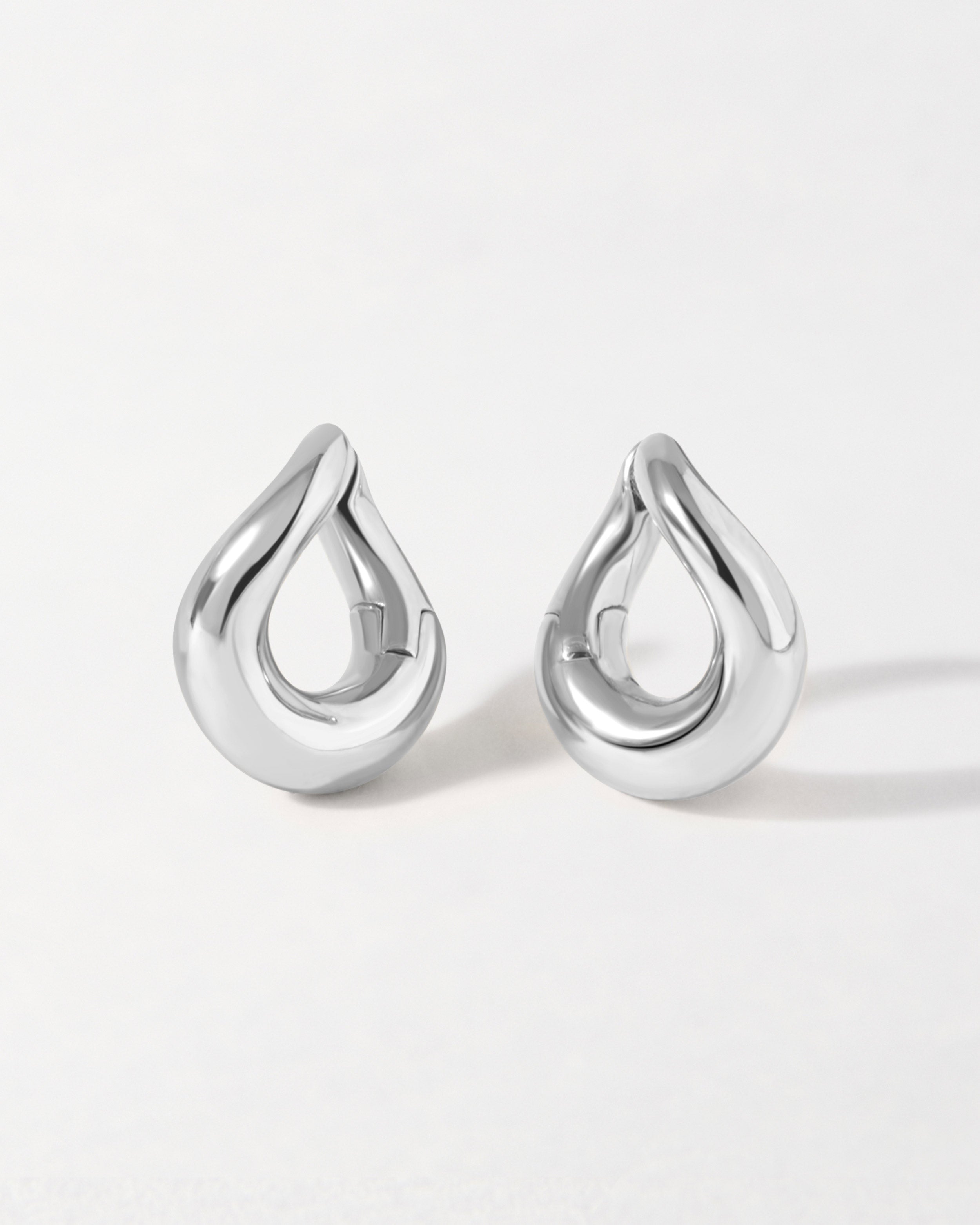 Charlotte Collins Twist Hoop Earrings - Silver – EDGE of EMBER