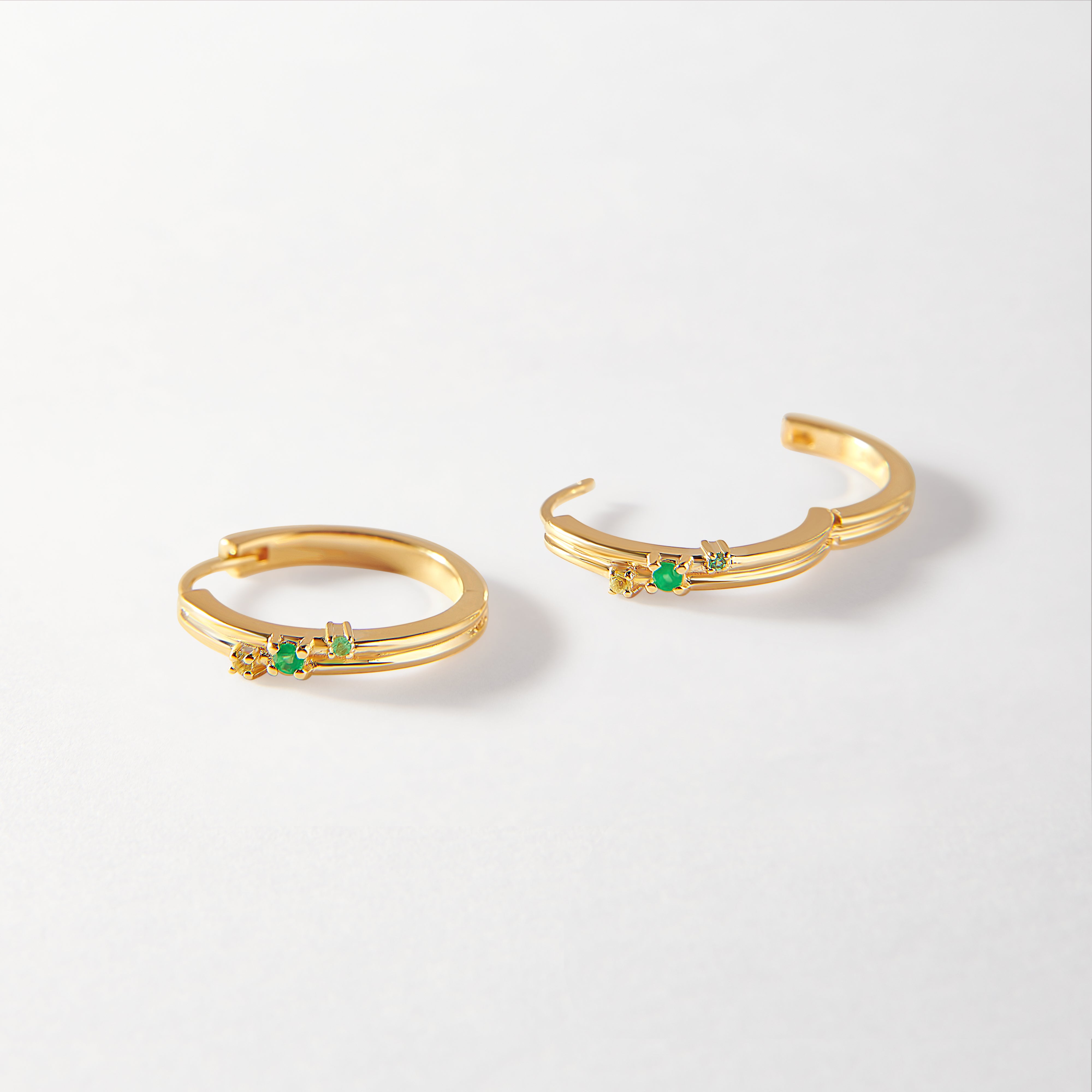 Nesting Gem Medium 18kt gold hoop earrings with emeralds